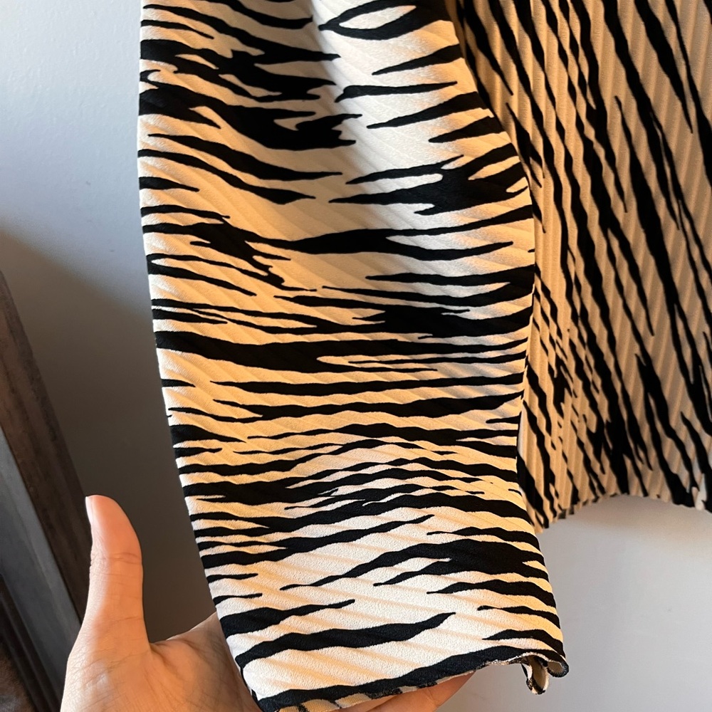 COS Rounded Pleated Top - Small - Picture 6 of 8